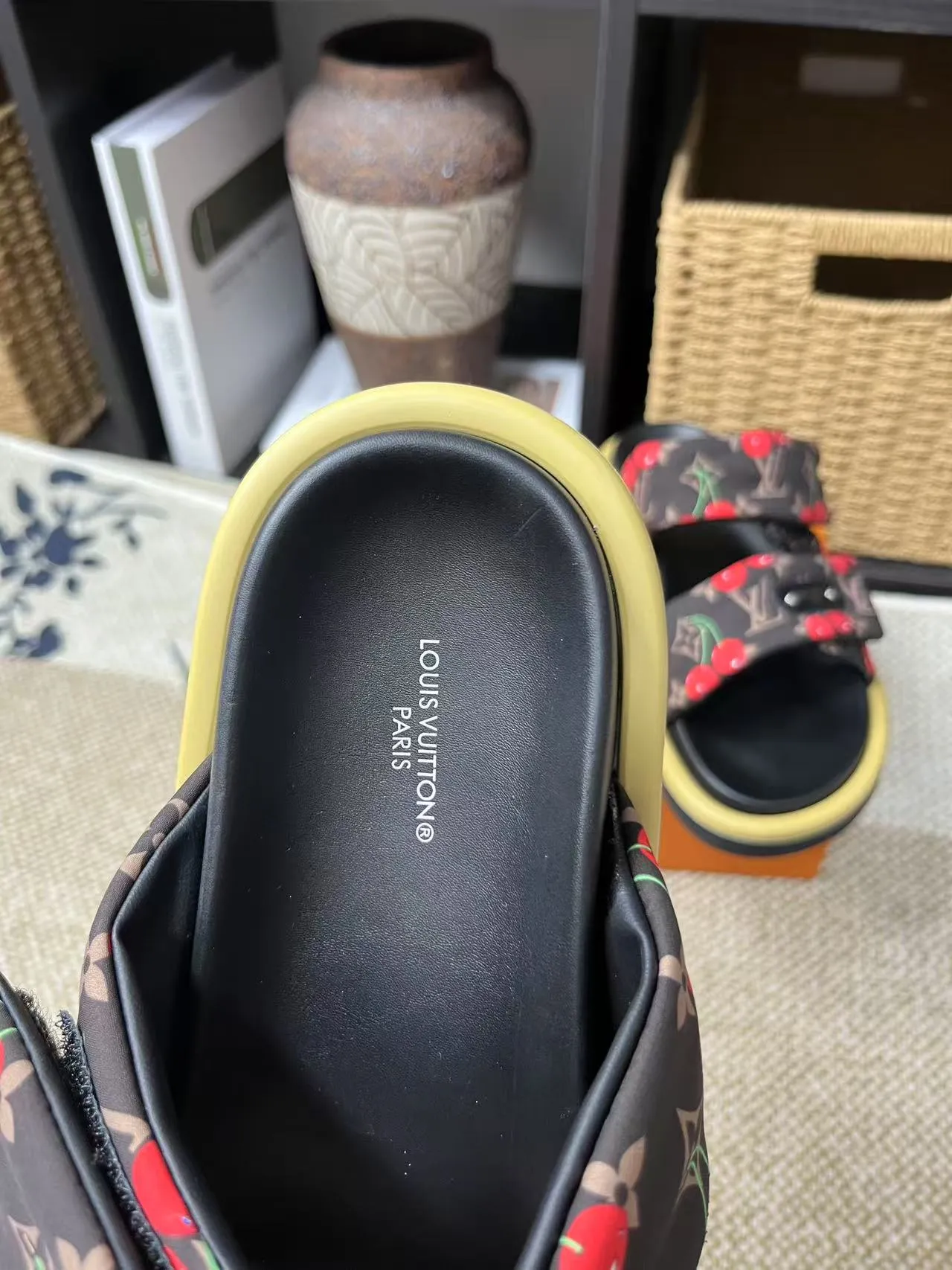 P340 yuan LV Louis Vuitton Full of high-end feel! A popular model among bloggers at home and abroad, it’s retro and fashionable, and looks stunning on your feet! Mainly recommended model on the official website★ ━━━━━ ЅᏇєєt ━━━━━ ▪️Upper: original calfskin ➕5D printing process ▪️Inner: imported mixed sheepskin ▪️Outsole: original molded foam outsole ▪️Size: Female 35-40 Men's 39-44 (women's 41 men's 45)